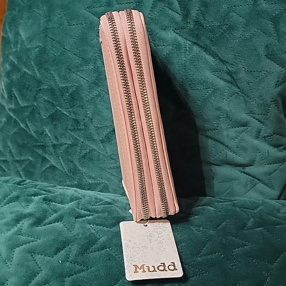 Mudd Mudd...purse👛 very elegant hands with double cream color zipper... - Picture 10 of 12